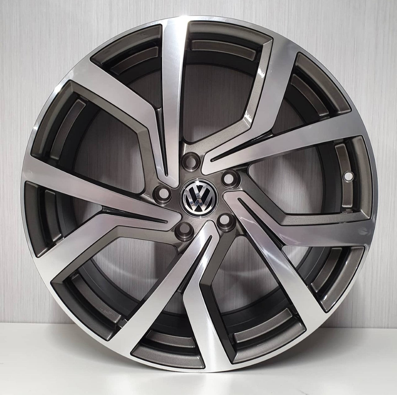 Volkswagen Golf R   Variant用18inch wheel 18